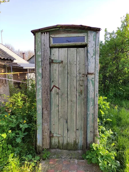 Yazın Kırsal Alanda Eski Ahşap Tuvalet Dikey Fotoğraf — Stok fotoğraf