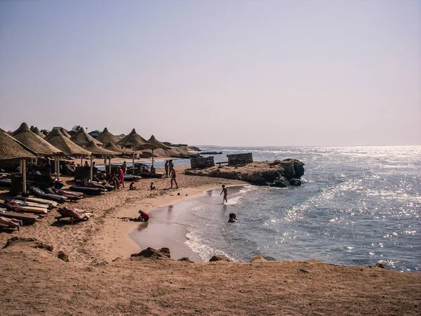 Pláž Egyptském Letovisku Při Odlivu Horami Pozadí — Stock fotografie