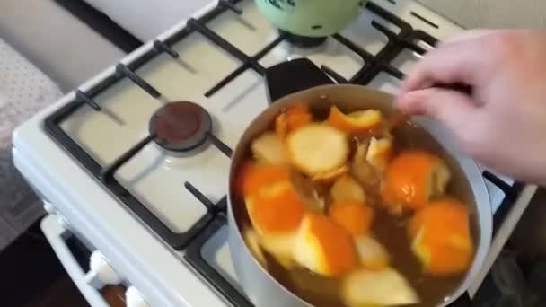 Cook gör apelsinsylt, lagar apelsiner i en kastrull — Stockvideo