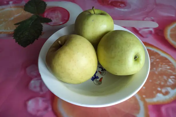 Trzy Zielone Jabłka Talerzu — Zdjęcie stockowe