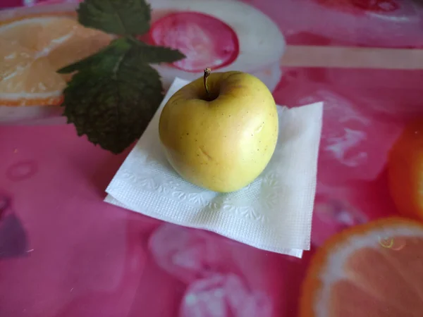 Žluté Zralé Jablko Ubrousku Stole — Stock fotografie