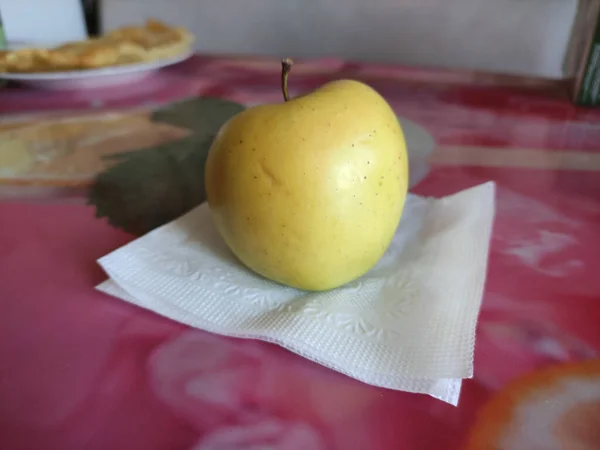 Κίτρινα Ώριμα Μήλα Μια Πετσέτα Ένα Τραπέζι — Φωτογραφία Αρχείου