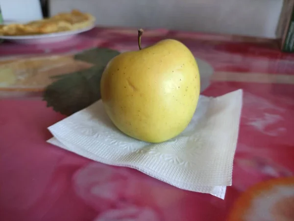 Gele Rijpe Appel Een Servet Een Tafel — Stockfoto