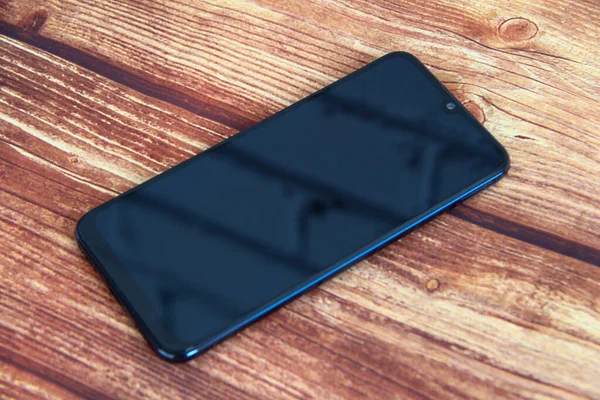 Okostelefon Fekete Képernyővel Fából Készült Háttérrel — Stock Fotó