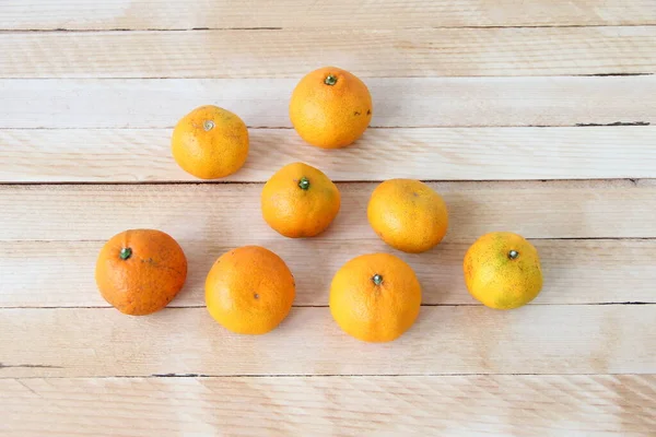 Frische Mandarinen Auf Einem Hölzernen Hintergrund — Stockfoto