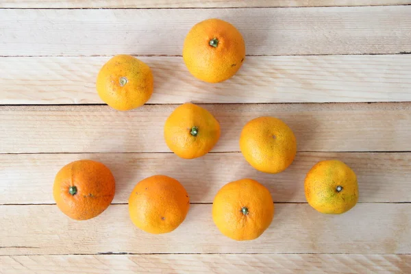 Frische Mandarinen Auf Einem Hölzernen Hintergrund — Stockfoto