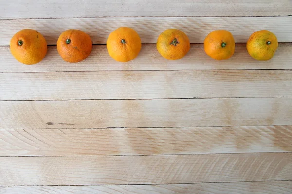Linie Von Mandarinen Auf Dem Hölzernen Hintergrund Mit Einem Kopierraum — Stockfoto