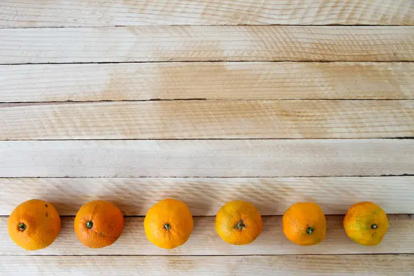 Linie Von Mandarinen Auf Dem Hölzernen Hintergrund Mit Einem Kopierraum — Stockfoto