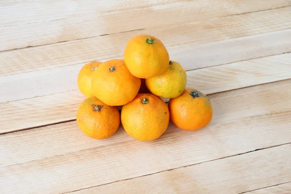 Alça Tangerinas Frescas Fundo Madeira — Fotografia de Stock