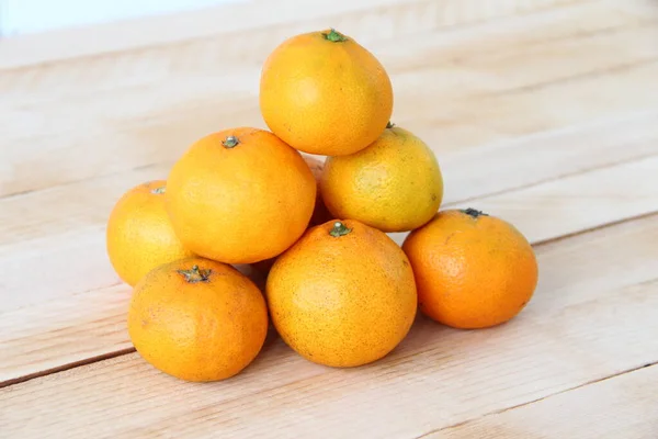 Ahşap Bir Arka Planda Taze Mandalina Yığını — Stok fotoğraf