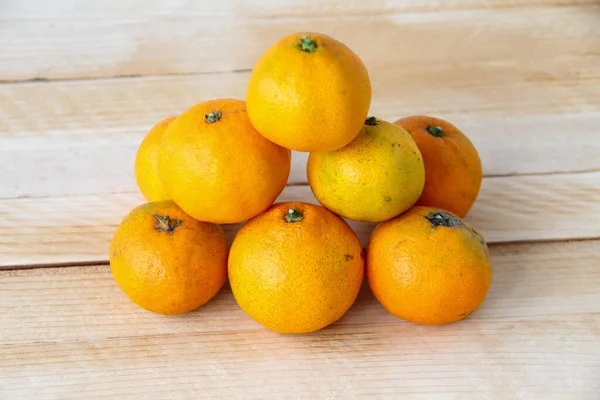 Heap Raw Fresh Tangerines Wooden Background — Stock Photo, Image