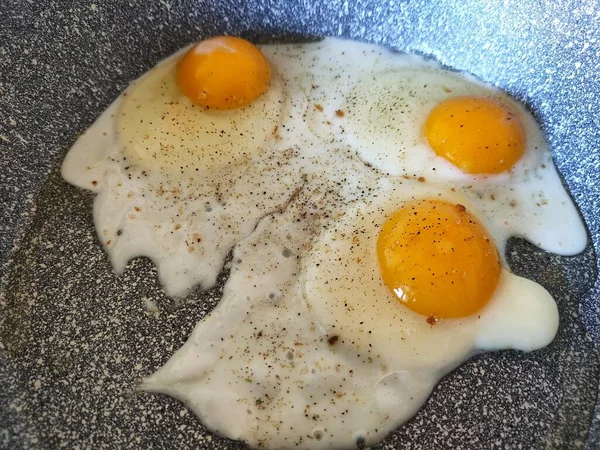 Tavada Kızartılmış Yumurtanın Çırpılmış Yumurtaları Yakın Plan — Stok fotoğraf