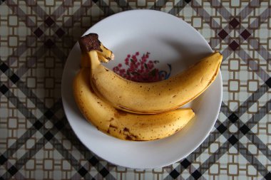 Tabakta üç muz var.