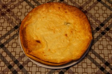 Beyaz tabakta kremalı pasta.