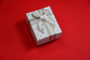 Kırmızı kaplamalı beyaz kutu, izole edilmiş Noel hediyesi.
