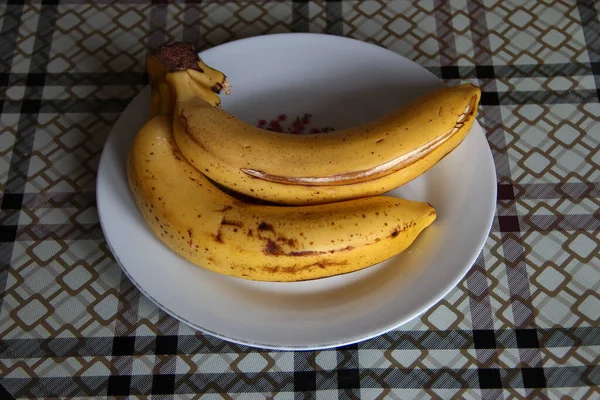 Три Банана Тарелке — стоковое фото