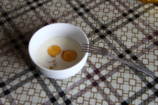 オムレツを作る前にプレート上の牛乳と卵 — ストック写真