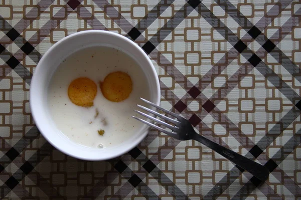 Telur Dengan Susu Piring Sebelum Membuat Telur Dadar — Stok Foto
