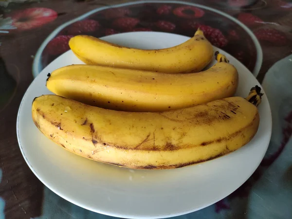 Bananes Trop Mûres Avec Des Marques Sombres Sur Assiette — Photo