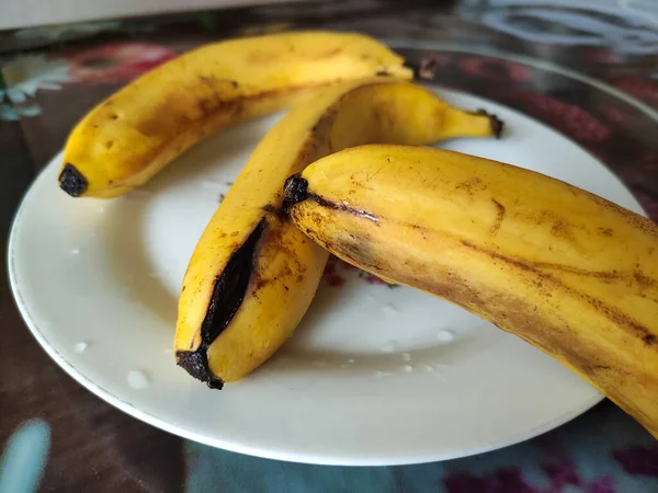 Overrijpe Bananen Met Donkere Vlekken Plaat — Stockfoto