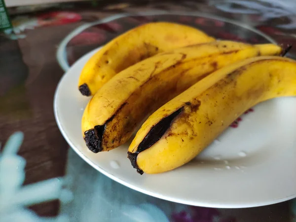 Перезрелые Бананы Темными Отметинами Тарелке — стоковое фото