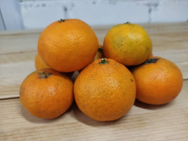 Mucchio Mandarini Sullo Sfondo Legno — Foto Stock