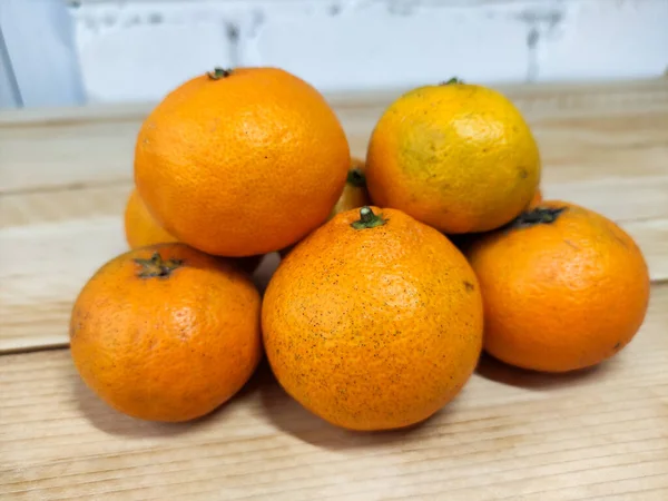 Haufen Mandarinen Auf Dem Hölzernen Hintergrund — Stockfoto