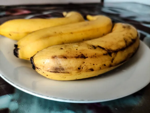 Banane Troppo Mature Con Segni Scuri Sul Piatto — Foto Stock