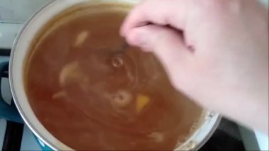 Aşçı mutfaktaki ocakta reçel yapıyor.