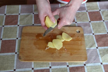 Dişi, çiğ patatesi yakın mesafeden keser.