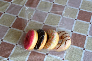 Bir masanın üzerinde paketlenmiş lezzetli çörekler