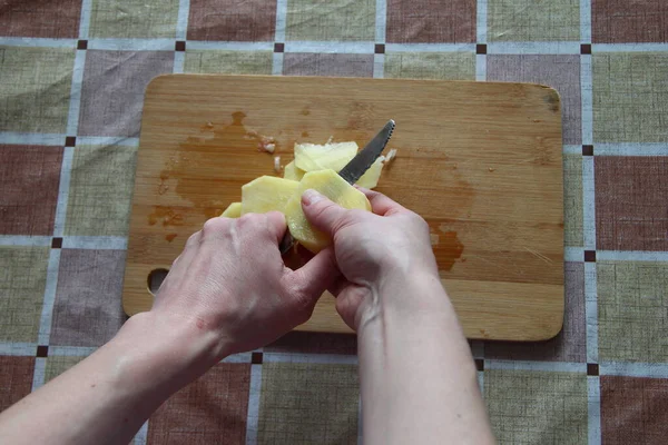 Női Vágott Nyers Burgonya Első Személyben Nézet — Stock Fotó