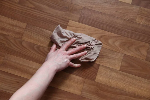 女性の手は布で床を洗う — ストック写真