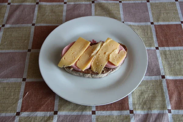 Sosisli Peynirli Siyah Ekmek Sandviçi — Stok fotoğraf