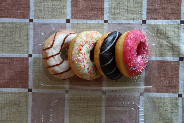 Set Van Heerlijke Donuts Pakket Een Tafel — Stockfoto