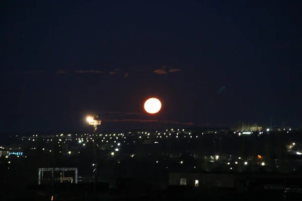 Gran Luna Amarilla Sobre Ciudad Nocturna — Foto de Stock