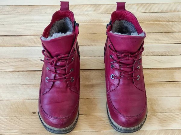 Röda Kvinnors Läder Stövlar Plattform Trä Bakgrund — Stockfoto