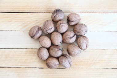 Tahta bir arka planda cevizler