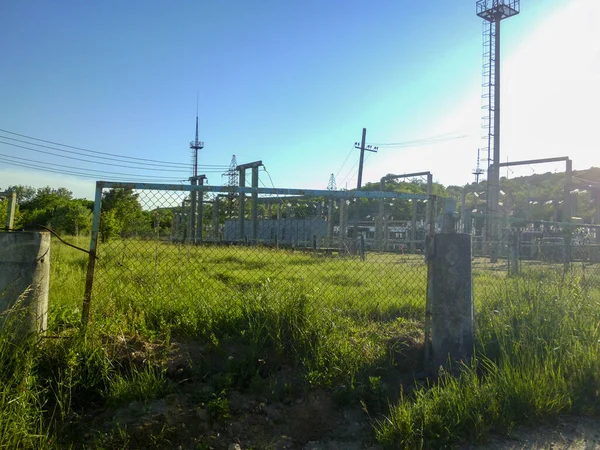 Yazın Eski Terk Edilmiş Elektrik Santrali — Stok fotoğraf