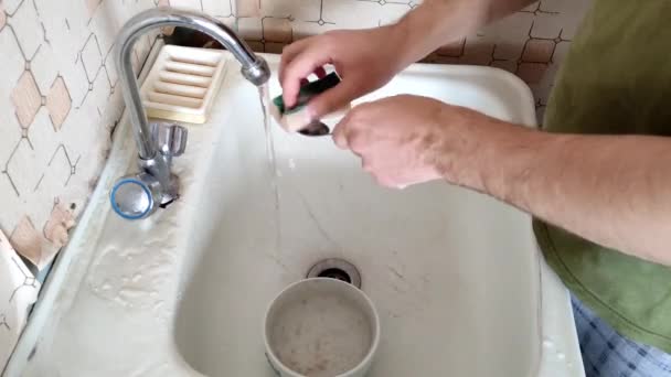 Homem Que Lava Colher Lavatório Cozinha — Vídeo de Stock