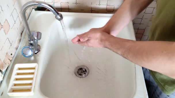 Άνθρωπος Καθαρίζει Σόμπα Αερίου Ένα Κουρέλι — Αρχείο Βίντεο