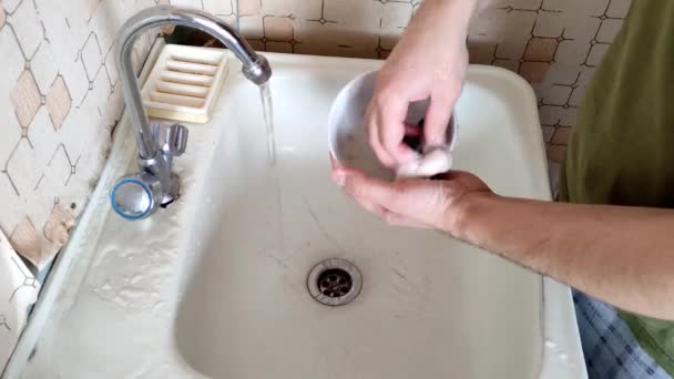 Hombre Lavando Placa Fregadero Una Cocina — Vídeo de stock