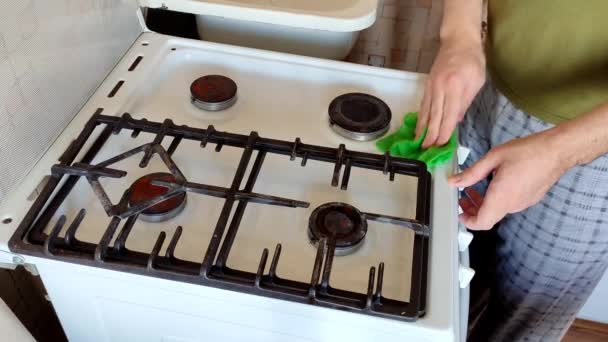 Man Cleans Gas Stove Rag — Stockvideo