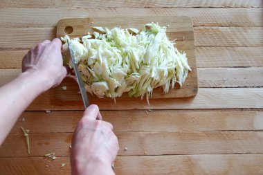 Tahta kesme tahtasında lahana, birinci şahıs manzaralı.