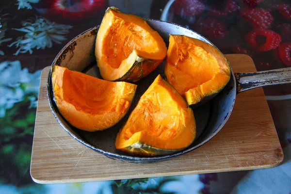 Citrouille Coupée Quartiers Dans Casserole Image En Vente