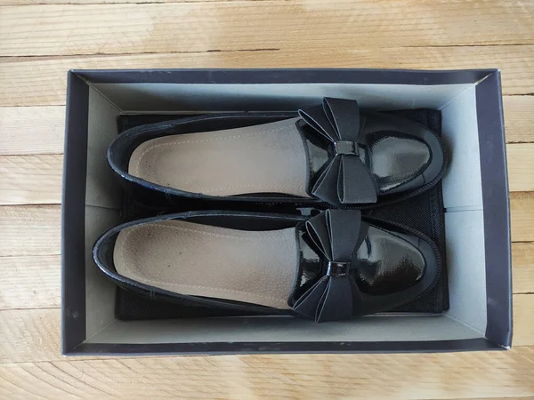 Black Patent Leather Shoes Women Bow Box — Stockfoto