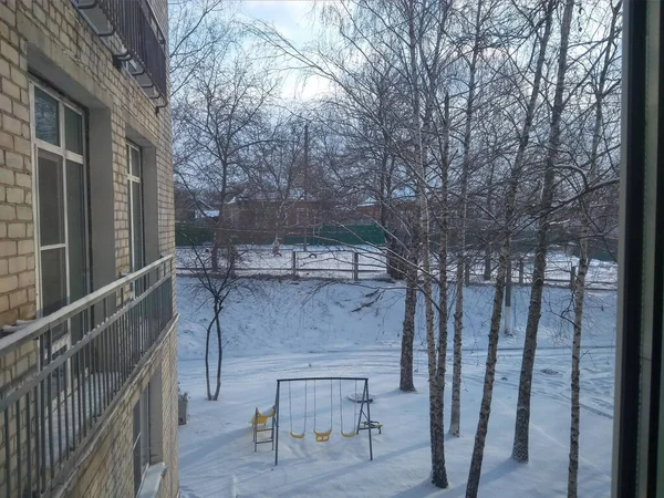 Verschneiter Hof Und Kinderschaukel Blick Aus Dem Fenster — Stockfoto