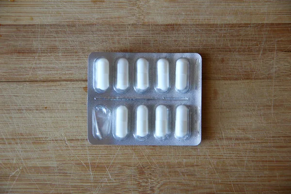 Blasen Der Weißen Pillen Auf Dem Tisch — Stockfoto
