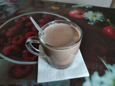 Masasında kakao olan şeffaf bir kupa.