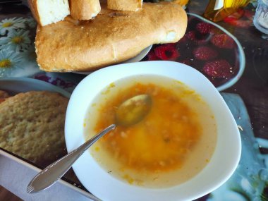 Masada çorba ve ekmek tabağı.